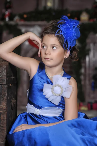 Portret van een mooi meisje in een blauwe jurk — Stockfoto