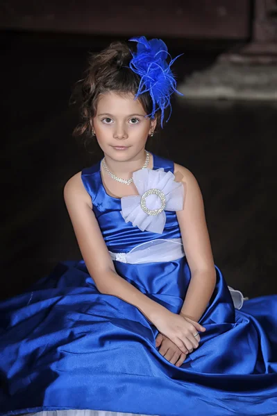 Porträt eines schönen Mädchens in einem blauen Kleid — Stockfoto