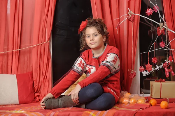 Χριστούγεννα πορτρέτο ενός νεαρού κοριτσιού σε ένα κόκκινο πουλόβερ — Φωτογραφία Αρχείου