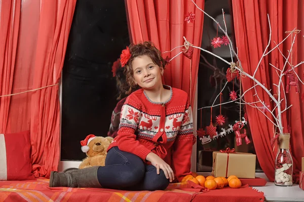 Portrait de Noël d'une jeune fille en pull rouge — Photo