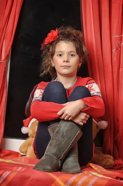 Portret młodej dziewczyny w czerwonym swetrze — Zdjęcie stockowe