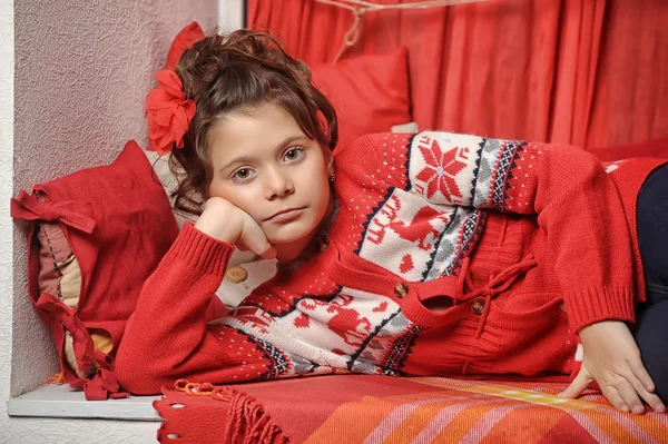 Retrato de una joven en un suéter rojo —  Fotos de Stock