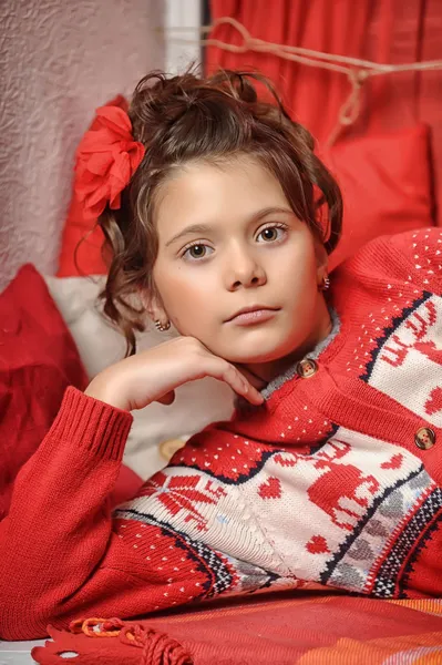 Portrét mladé dívky v červeném svetru — Stock fotografie