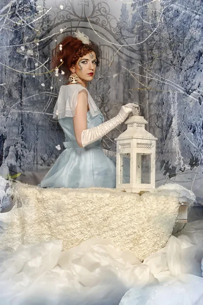 Porträtt av en kvinna i rollen som snow queen — Stockfoto