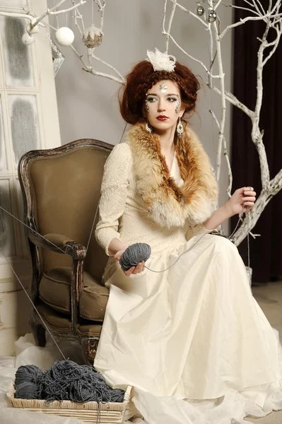 폭스 칼라와 아름 다운 여자의 초상화 — 스톡 사진