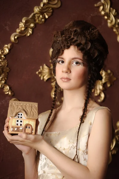 Kis ház, kezében egy gyönyörű nő portréja — Stock Fotó