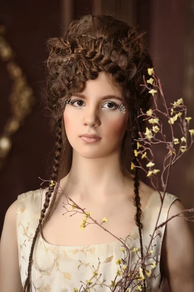 Porträt einer schönen Frau mit einem Zweig — Stockfoto