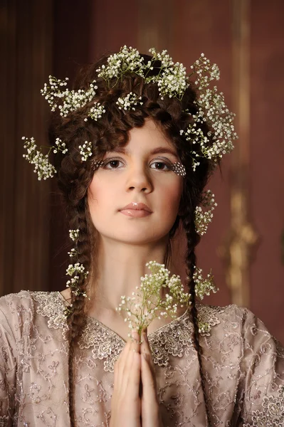 Πορτρέτο μιας όμορφης νεαρής γυναίκας με λουλούδια στα μαλλιά της — Φωτογραφία Αρχείου