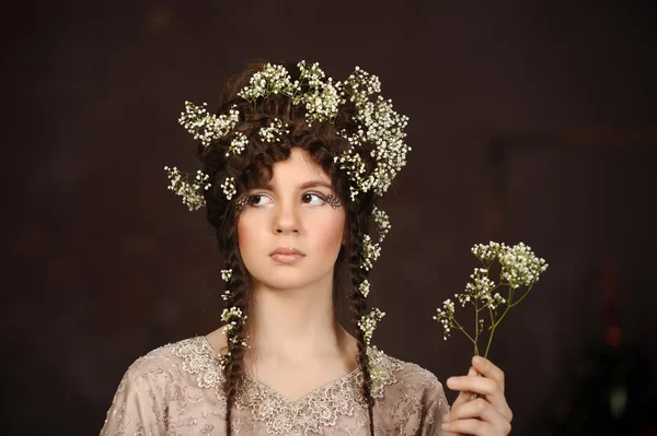 Portré egy gyönyörű fiatal nőről, virágokkal a hajában — Stock Fotó