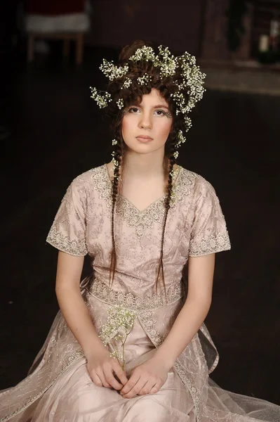 Portret pięknej młodej kobiety z kwiatami we włosach — Zdjęcie stockowe