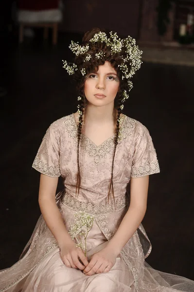 Retrato de una hermosa joven con flores en el pelo —  Fotos de Stock