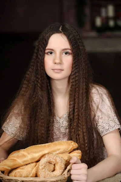 Sepetin içinde ekmek ürünleri ile güzel kız — Stok fotoğraf