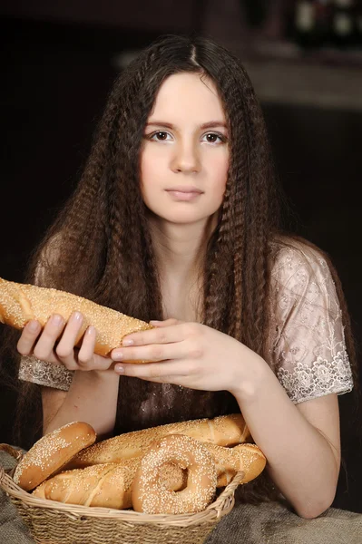パン製品のバスケットで美しい少女 — ストック写真