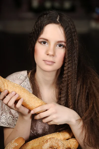 바구니에 빵 제품 아름 다운 소녀 — 스톡 사진