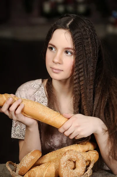 Menina bonita com produtos de pão na cesta — Fotografia de Stock