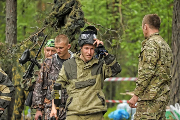 Menschen mit Waffen für Flipper — Stockfoto