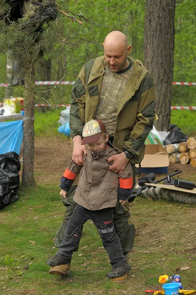Paintballer는 지역에서 그의 아들과 함께 — 스톡 사진