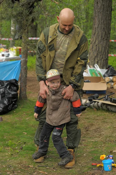 Paintballer 和他的儿子在休闲区 — 图库照片