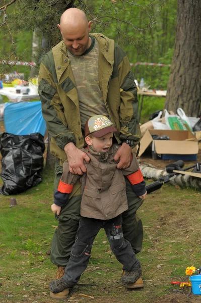 Paintballer met zijn zoon in een recreatiegebied — Stockfoto