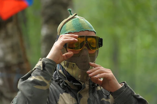 Paintball sport speler in beschermende uniform en masker — Stockfoto