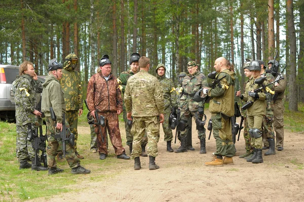 Un grupo de jugar paintball — Foto de Stock