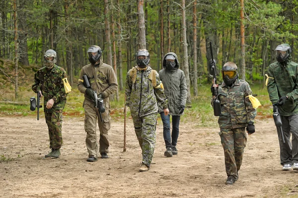 Een groep van het spelen van paintball — Stockfoto