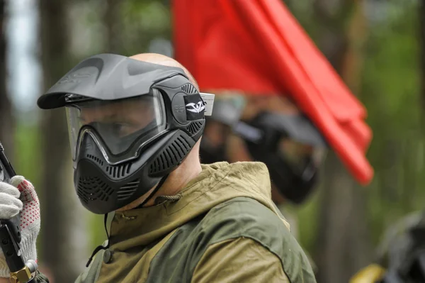 Paintballer under kampen – stockfoto