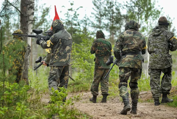 Un grupo de jugar paintball —  Fotos de Stock