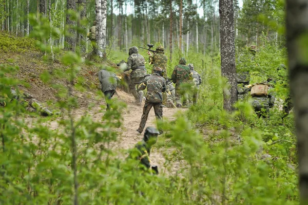 Een groep van het spelen van paintball — Stockfoto