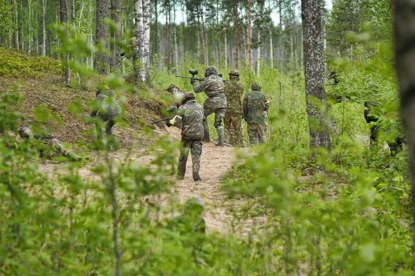 En grupp spelar paintball — Stockfoto