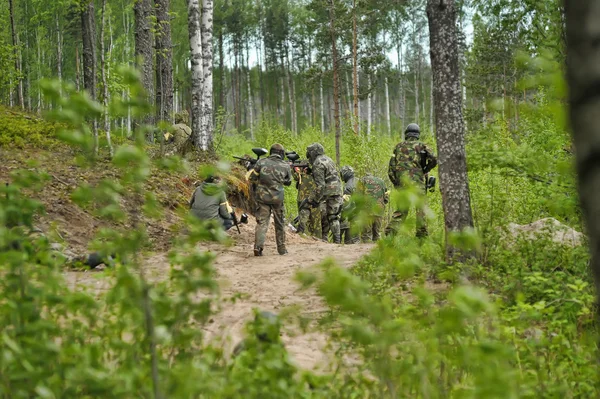 Een groep van het spelen van paintball — Stockfoto