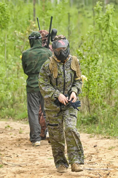 En grupp spelar paintball — Stockfoto