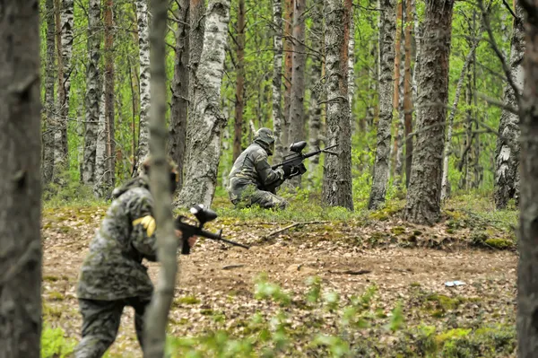 ピンボールの銃を持つ人々 — ストック写真