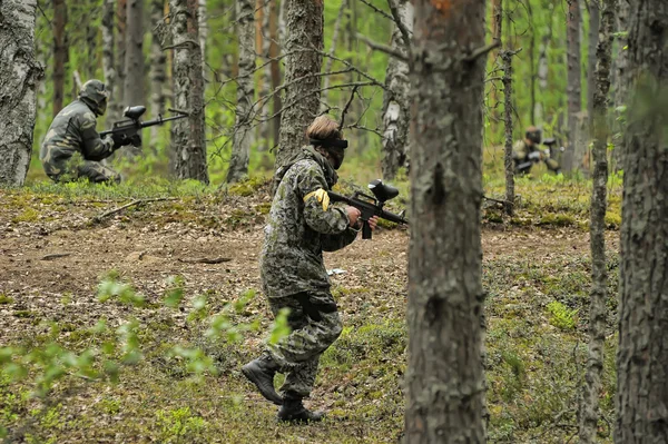 Les gens avec des armes pour flipper — Photo