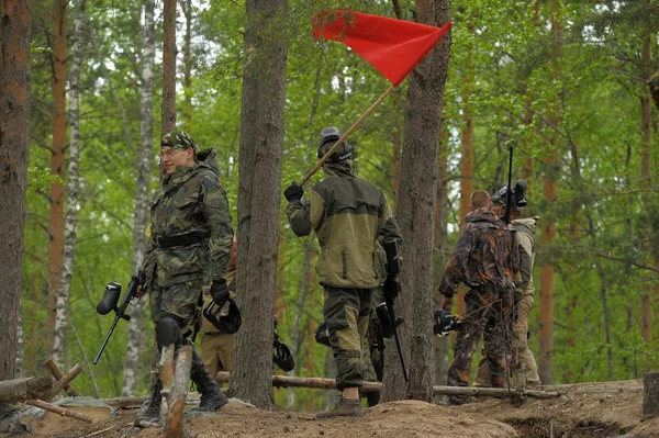 Paintballer, граючи в лісі — стокове фото