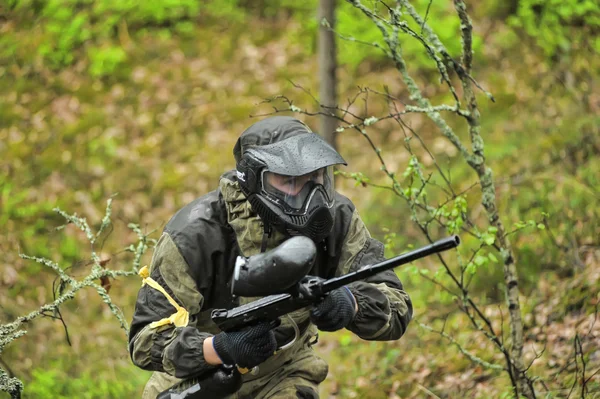 Paintballer jogando na madeira — Fotografia de Stock