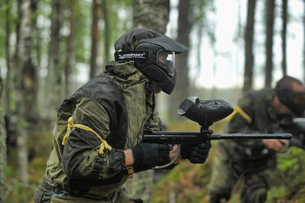 Paintballer while playing in the woods — Stock Photo, Image