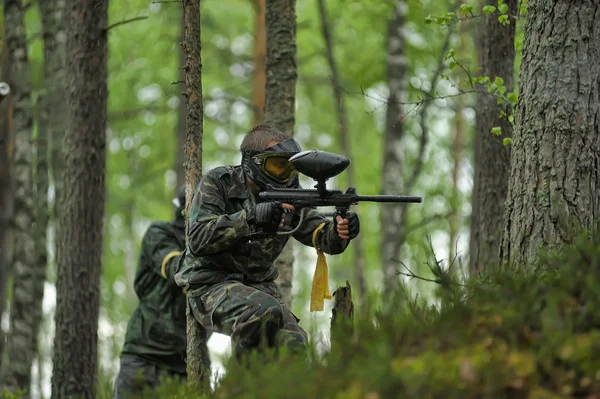 同时在树林里玩 paintballer — 图库照片