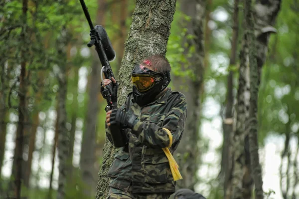 Paintballer podczas grania w lesie — Zdjęcie stockowe