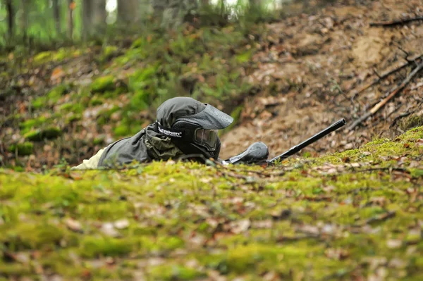 同时在树林里玩 paintballer — 图库照片