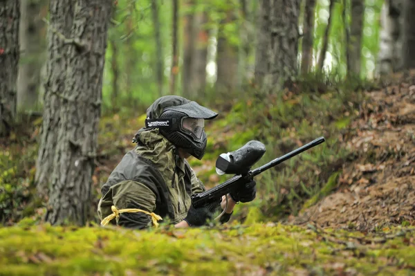 Paintballer while playing in the woods — Stock Photo, Image