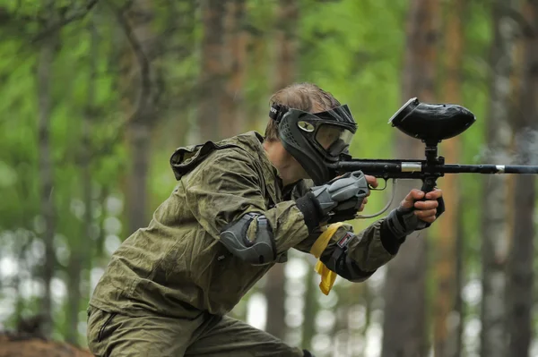 Paintballer podczas grania w lesie — Zdjęcie stockowe