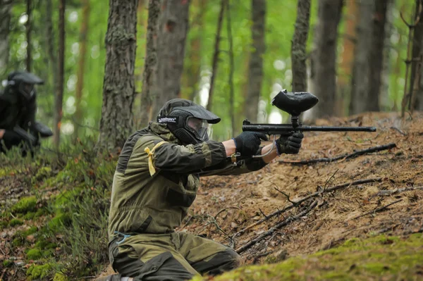 Paintballer při hraní v lese — Stock fotografie