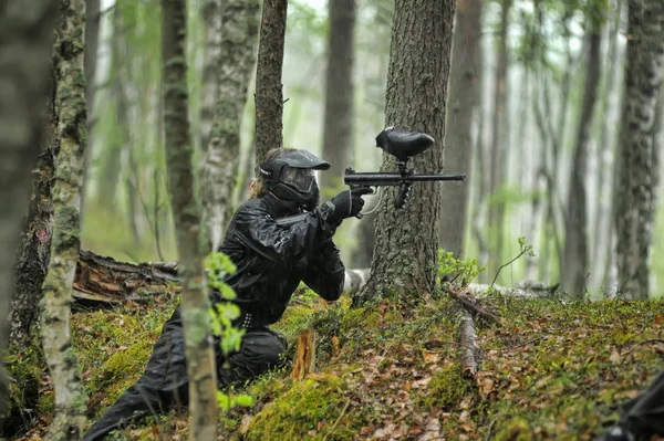 Пейнтболист, целящийся в лес — стоковое фото