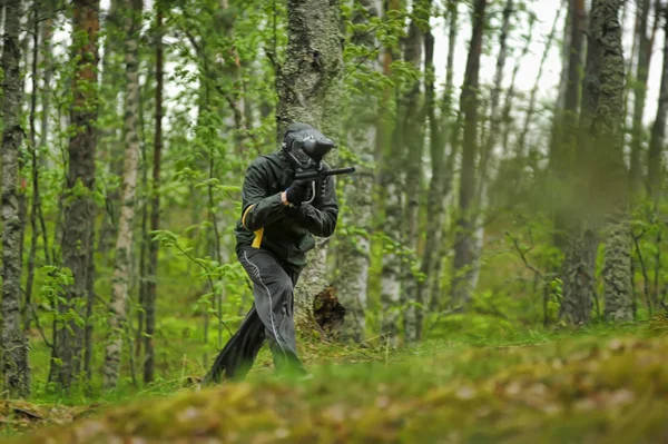 Paintballer hraje v lese — Stock fotografie