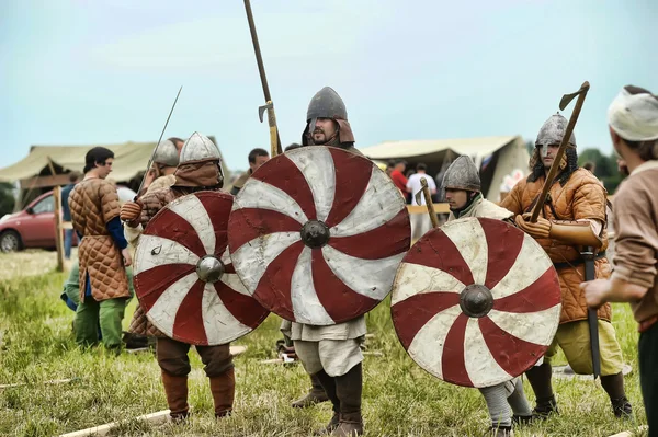 Participantes durante o festival histórico "Old Ladoga " — Fotografia de Stock