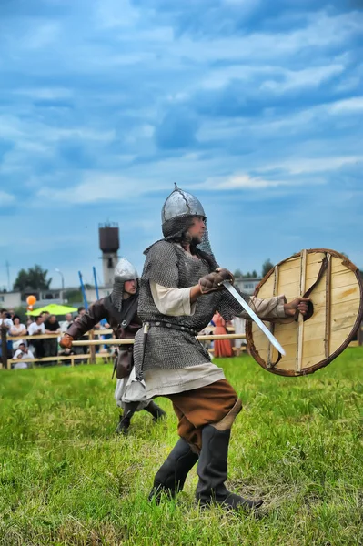 Participantes durante o festival histórico "Old Ladoga " — Fotografia de Stock