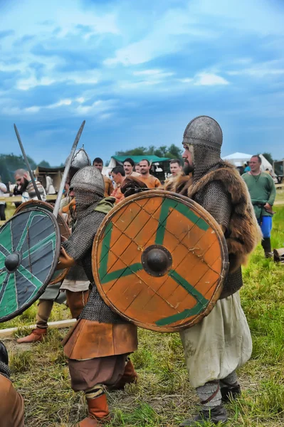 Deelnemers tijdens historische festival "oude ladoga" — Stockfoto