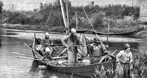 Participantes durante o festival histórico "Old Ladoga " — Fotografia de Stock