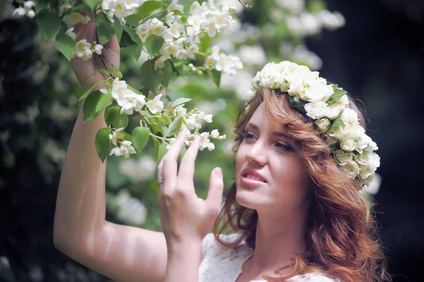 Girl next to a flowering tree — Stock Photo, Image